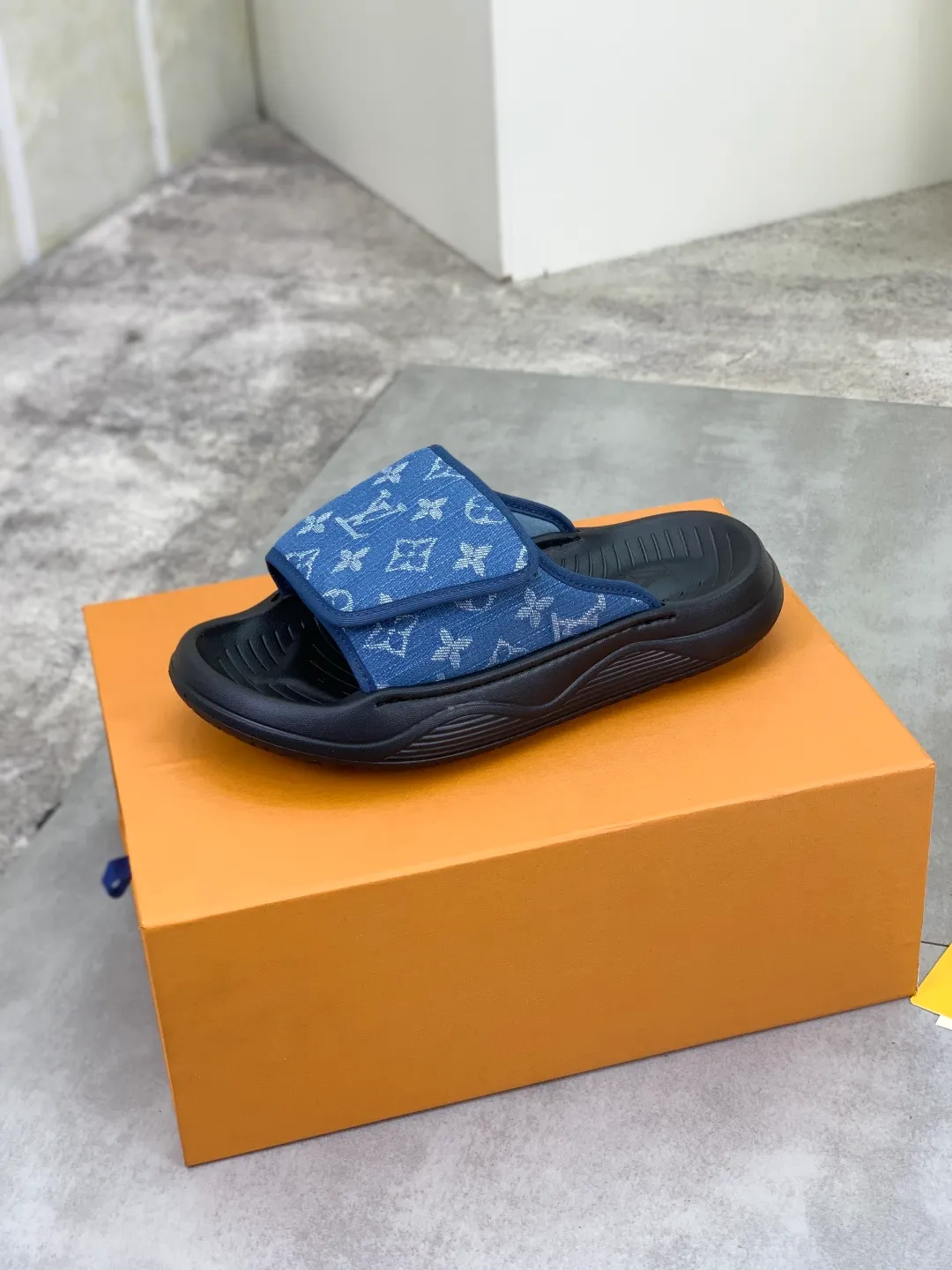 Men's shoes 💰P320💰【New style】🆘 Original quality 【LOUIS VUITTON】The popular Louis Vuitton LV men's slippers on the official website are on sale simultaneously! Original fabric imported from Italy. Original bottom provided by the original factory. Number of yards: 38-44 (customized to 45). Multiple colors to choose from. Fully packaged drawer box.